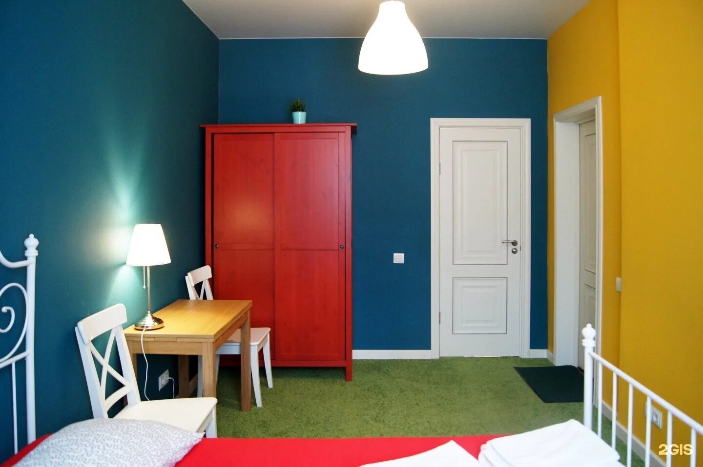 Гостиница спи здесь хабаровск. Spi воронеж. Мини отель спи здесь хабаровск. Парень спит в хостеле. Spi воронеж.