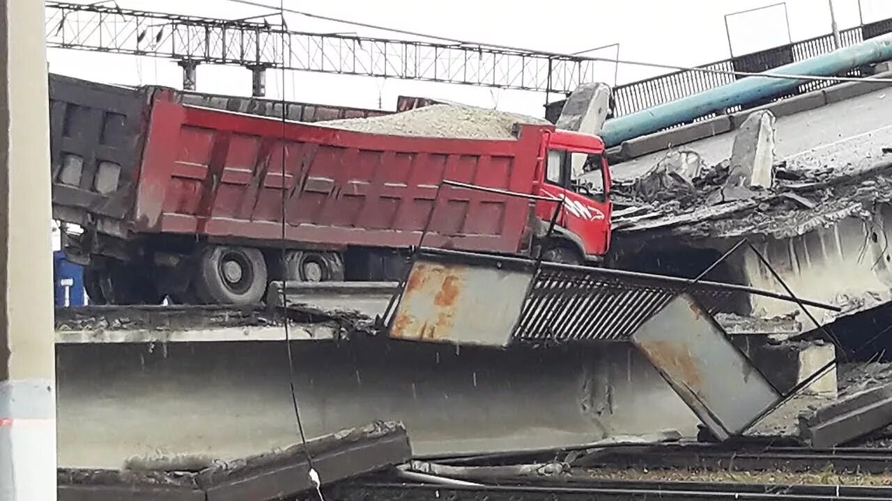 Мост Свободный Амурская область. Обрушение моста. Обрушился мост Транссиба. Экскаватор упал с моста.