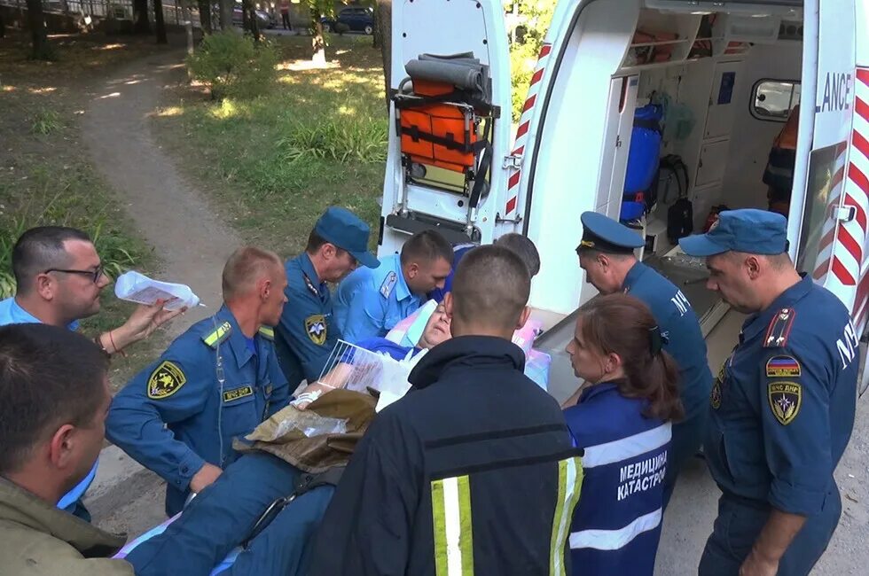 МЧС Донецкой народной Республики. МЧС ДНР пожар. МЧС Горловка. Пожарная часть Горловка ДНР. Мчс раненые