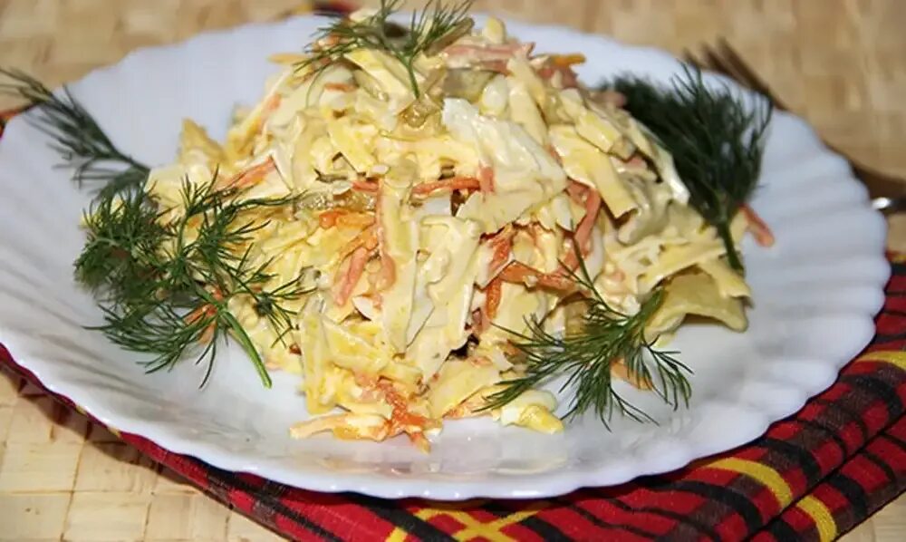 Салат с копченой курицей и чесноком. Салат с копченым сыром. Салат с копченой курицей и сыром. Салат с копченостями и сыром. Салат с колбасным сыром.