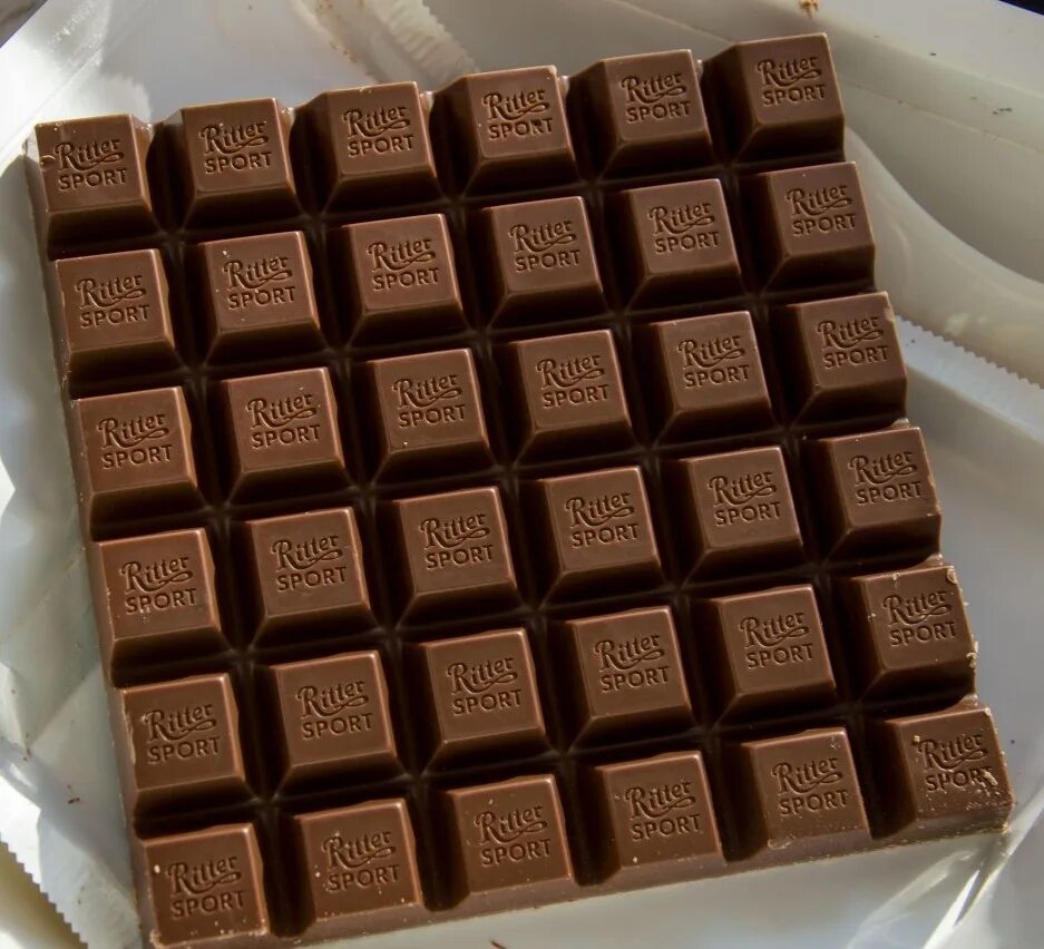 Риттер спорт плитка. Шоколадка квадратная ritter sport. Шоколад ritter sport молочный. Риттер спорт плитка. Шоколад риттер спорт ром изюм орех.