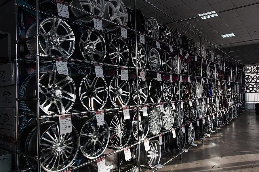 Магазин дисков автомобильных. Магазин дисков автомобильных. Литые диски. Магазин колесных дисков. Магазин литых дисков.