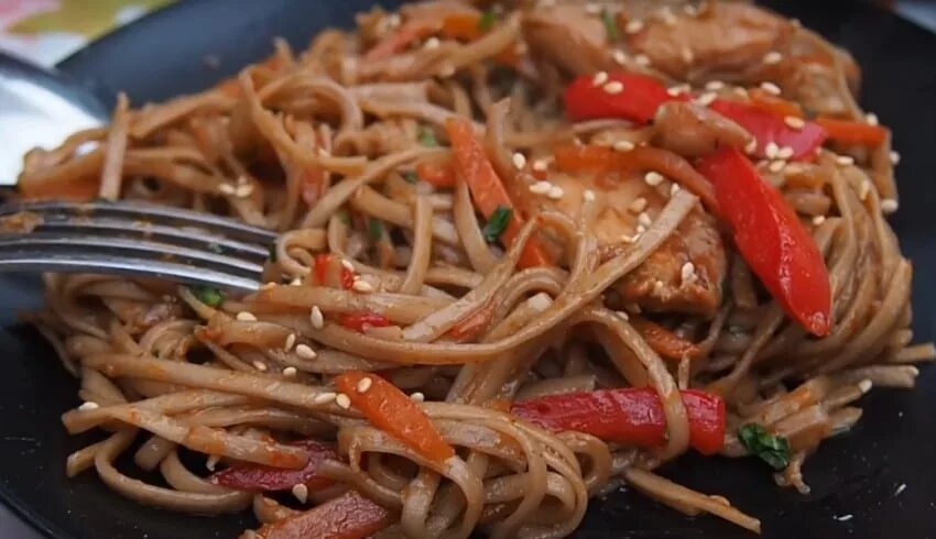 Лапша соба с курицей и овощами. Гречневая лапша с курицей и овощами с соусом терияки. гречневая лапша соба с курицей. гречневая лапша с овощами и соевым соусом.