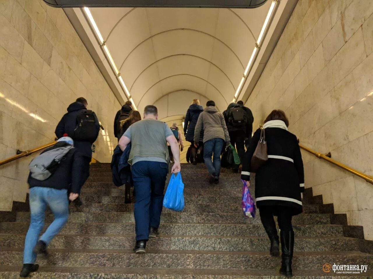 Толпа метро Питер. Толпа в питерском метро. Толпа народа в метро Санкт-Петербурга.