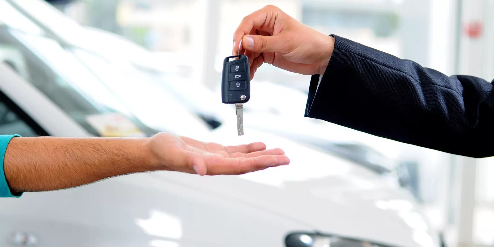 Оформить покупку с рук. Ключи от автомобиля. Передача ключей от машины. Ключи от машины в руке. Передает ключи от машины.