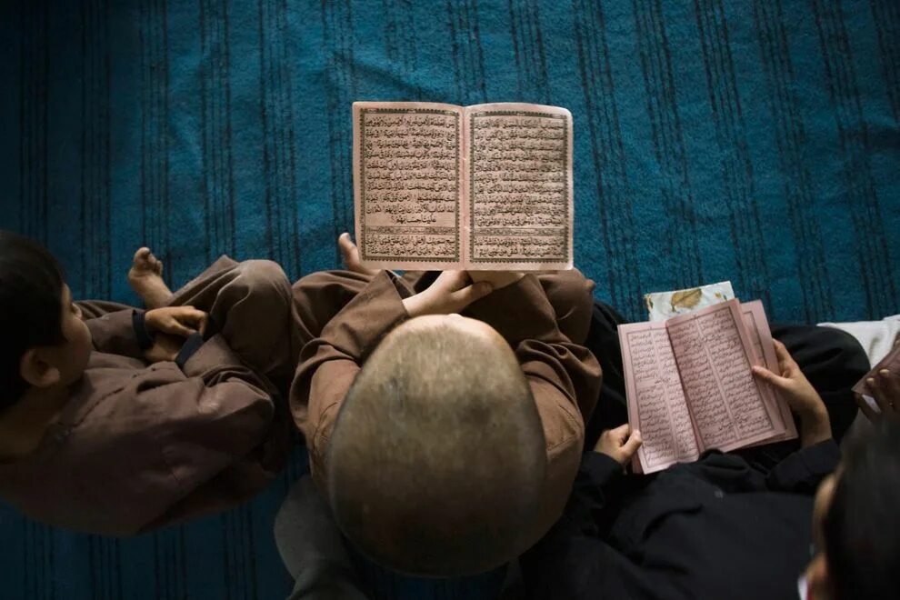 Мусульманин читающий коран. Что читают мусульмане. Человек читает Коран. Коран читать. Куран чтение.
