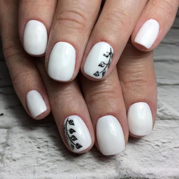 белый шеллак на короткие ногти. белый маникюр на короткие ногти. маникюр с белым лаком. ногти короткие. белый лак на коротких ногтях.