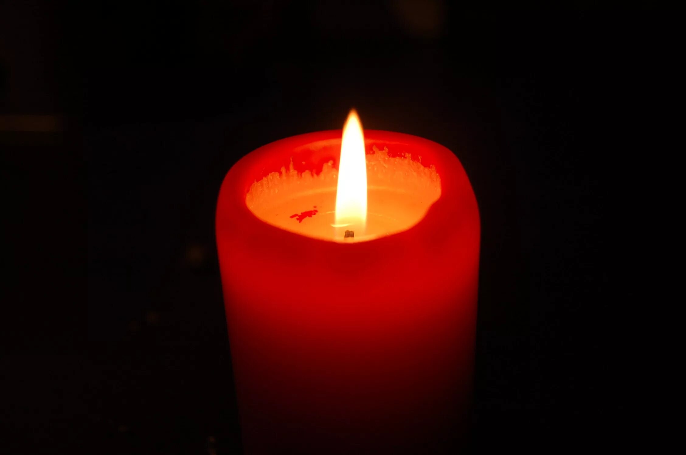 Свеча стала черной. Свечка. Свеча в темноте. Три свечи в темноте. Красные свечи в темно е.