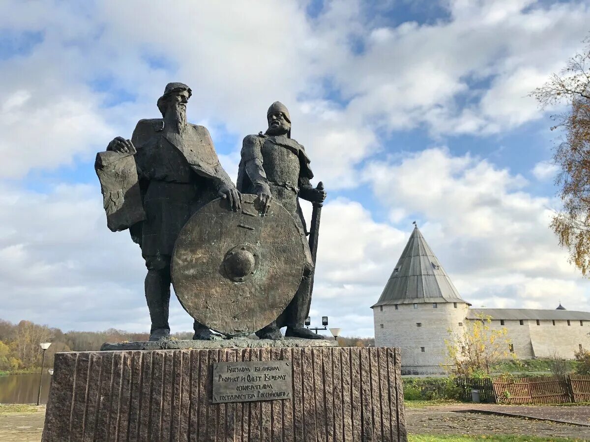 Памятник багратиону в москве. Памятник на кутузовском проспекте в москве. Великий новгород колокол памятник. Памятник на кутузовском проспекте в москве. Древние памятники в городе москва.
