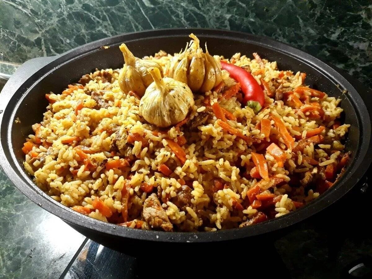 Вкусный рассыпчатый плов в казане. Рассыпчатый плов с курицей. Плов с курицей в казане. Плов девзира ош. Настоящий узбекский плов в казане.