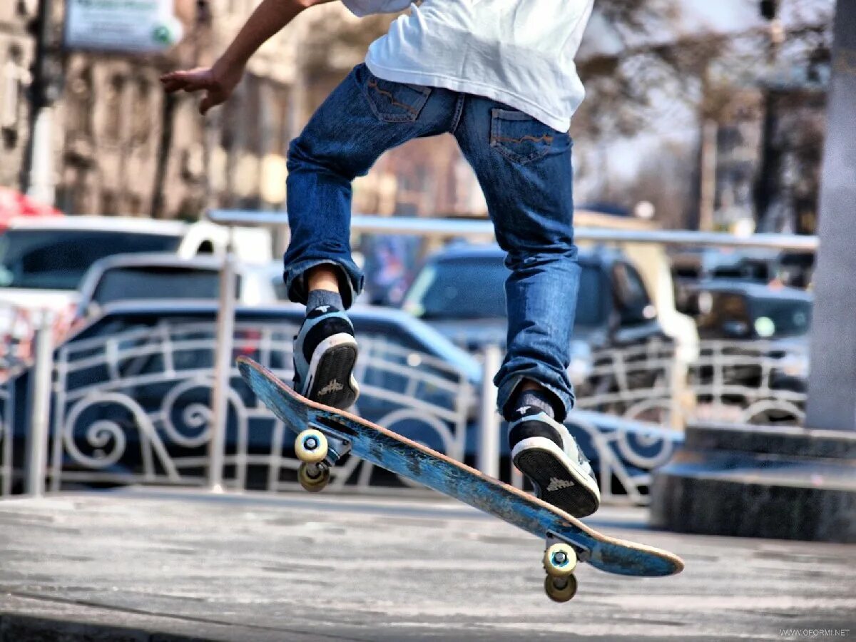 Скейтборд. Кататься на скейтборде. Скейт для трюков. Скейтборд на улице. I can skate