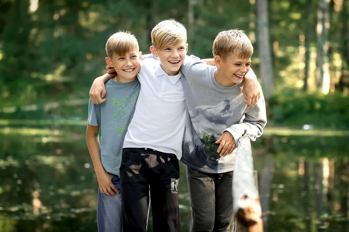 Видео 4 брата. Друзья мальчики. Мальчик на троих. Три мальчика. Три красивых мальчика.
