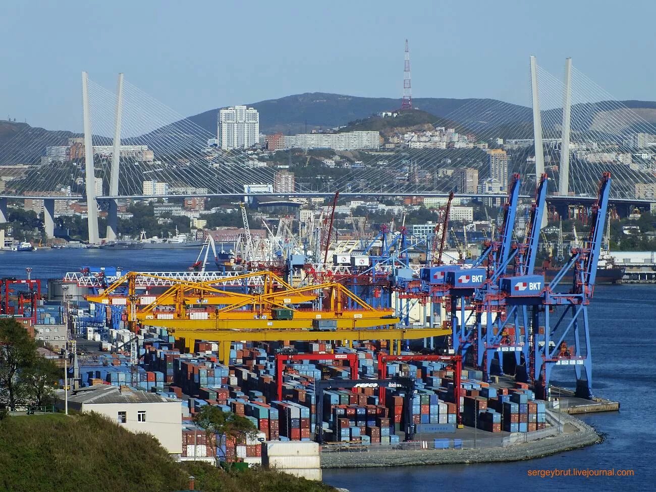 Vladivostok port. Контейнерный порт Владивосток. ВМТП Владивосток. Контейнерный терминал Владивосток. Порт Владивосток контейнерный терминал.