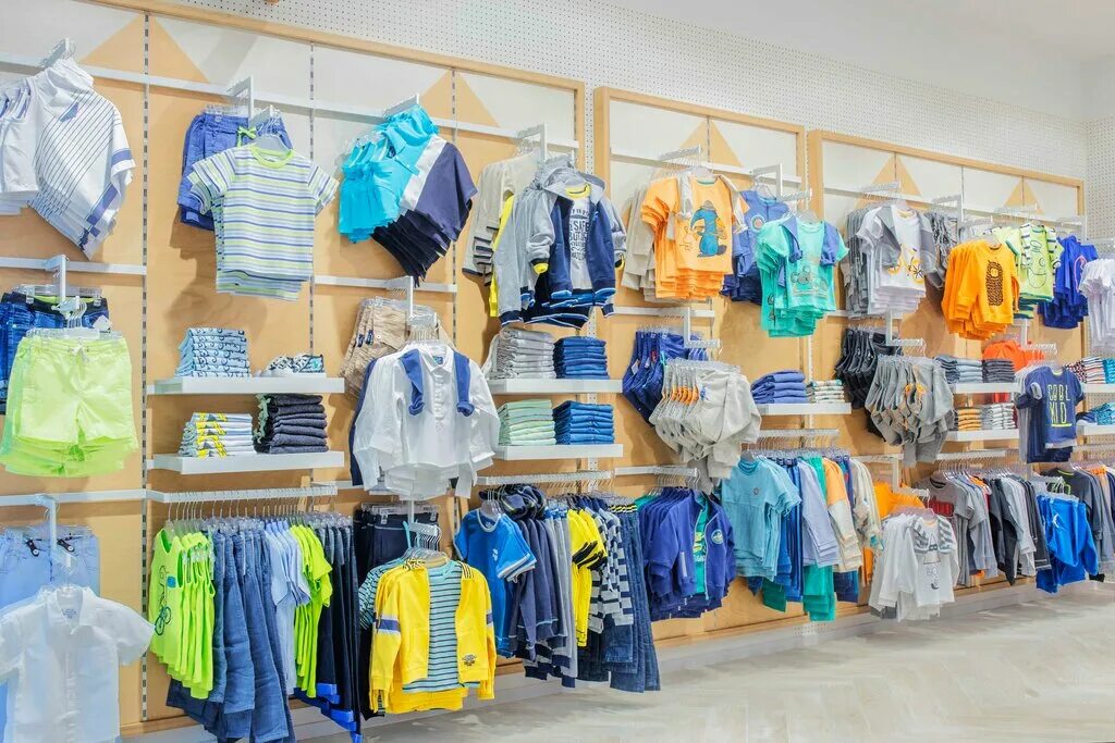 сеть магазинов детской одежды. красивые магазины детской одежды. сеть магазинов детской одежды. детский магазин одежды выкладка. торговое оборудование для магазина детской одежды.