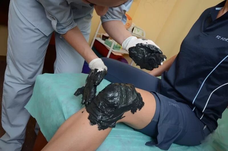 теплолечение грязелечение водолечение. лечебная грязь для суставов. санаторий саки грязелечебница. методика пелоидотерапии. саки санатории грязелечение.