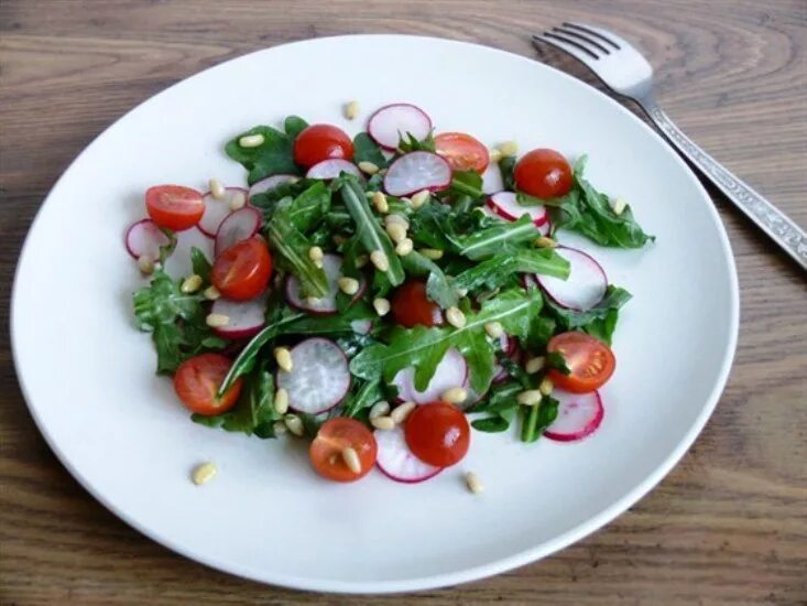 салат с помидорами и редиской. салат руккола редис. разрезанный помидор. перец редиска. редис помидор.