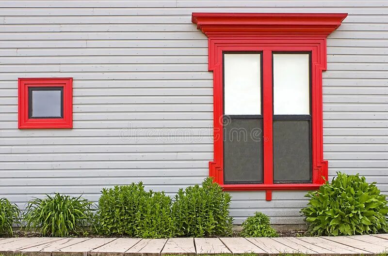 Дом с красными ставнями. Красное окно. Красные пластиковые окна. Серый дом с красными окнами. Окна пластиковые красно