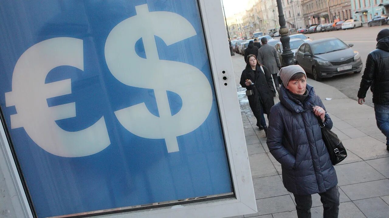 Доллар запретили на мосбирже. Валюта кыргызстана. Доллар упал. Доллар горит. Табло.