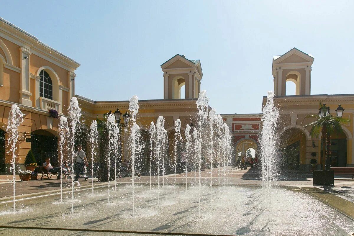 Pulkovo outlet. Пулково Вилладж. Outlet Village Pulkovo. Аутлет Пулково фонтан. ТЦ «Outlet Village Pulkovo».