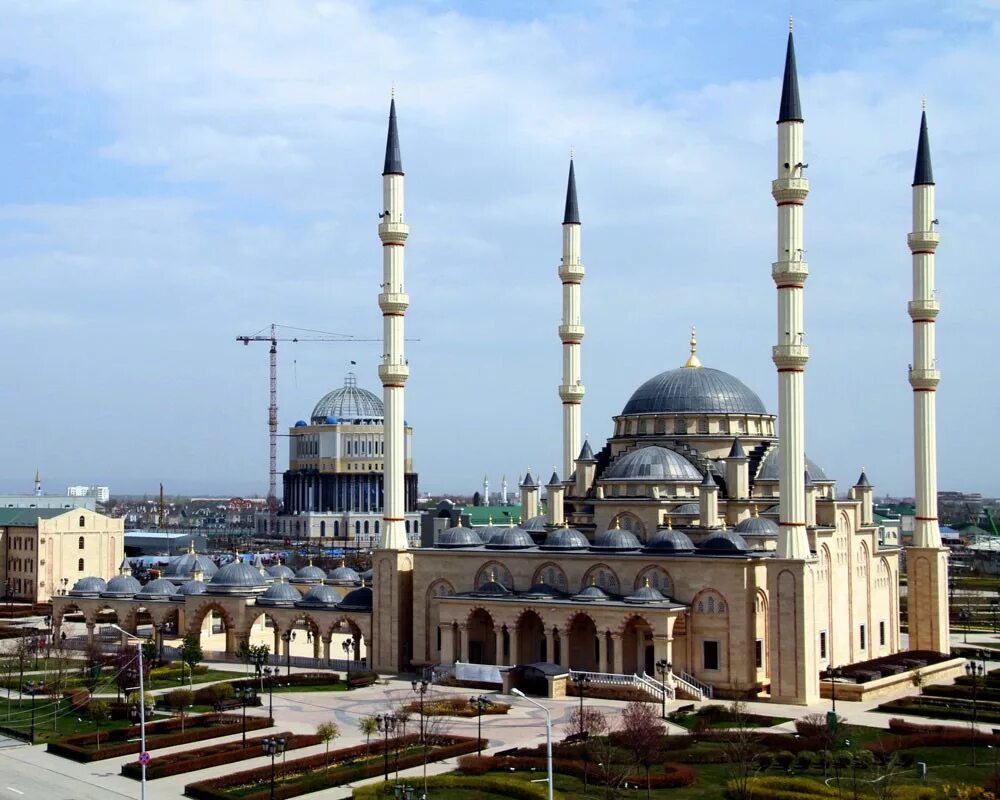 Самые крупные мечети. Мечеть сердце Чечни в Грозном. Главная мечеть Грозного сердце Чечни. Мечеть «сердце Чечни» (г. Грозный). Голубая мечеть Грозный.