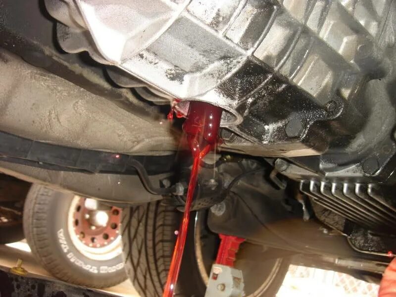 Масло в акпп ниссан ноут 1. Замена масла в мкпп. Ниссан ноте 2008 акпп. Замена трансмиссионного масла. Замена масла в акпп.