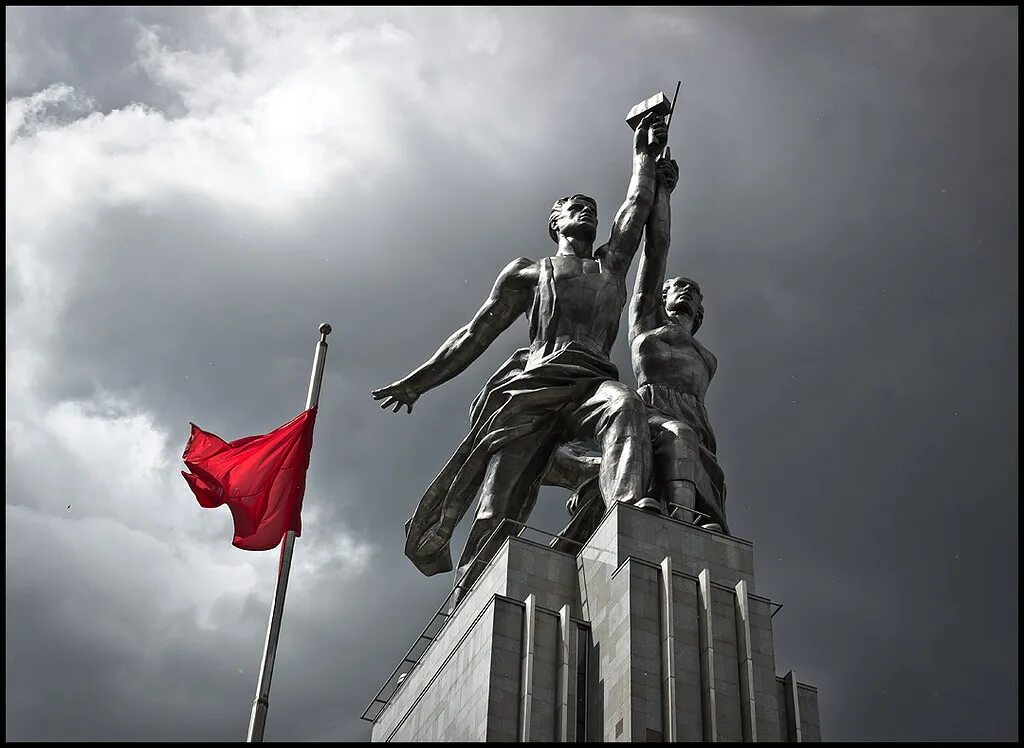 Рабочий и колхозница где установлен. Скульптура мухиной рабочий и колхозница. монумент «рабочий и колхозница» веры мухиной (1937). памятник веры мухиной рабочий и колхозница.