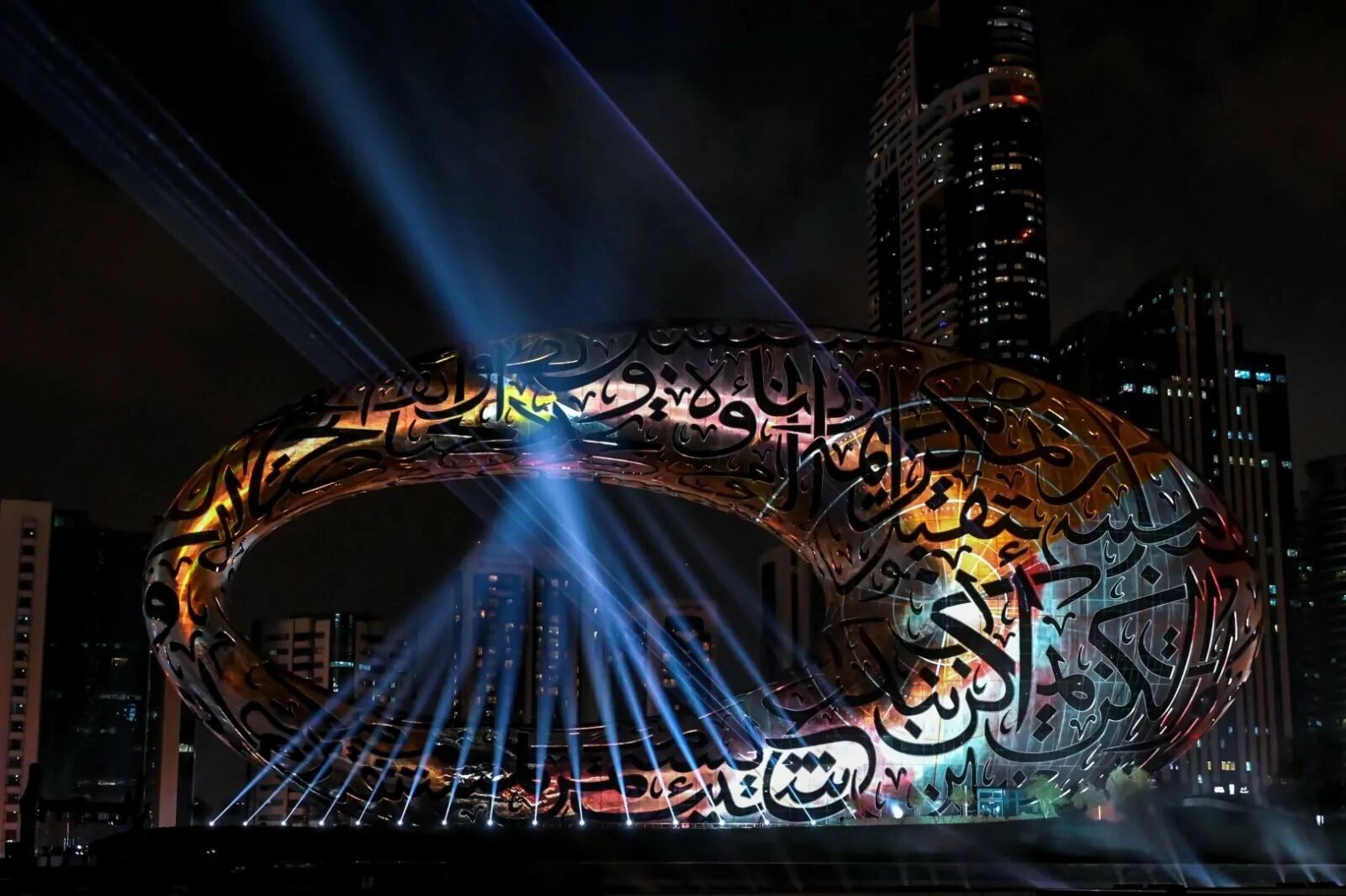 Музей будущего в дубае. Музей будущего Дубай 2022. Музей будущего в Дубае - экспонаты. Музей будущего в Дубае ночью. Dubai 2022 ночной музей.