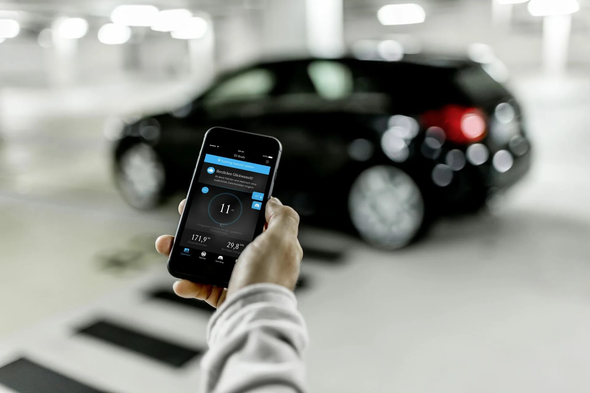 Машинка управление приложением. App автомобиль. Приложение для автомобиля. Машина мобильное приложение. Мобильное приложение Mercedes.