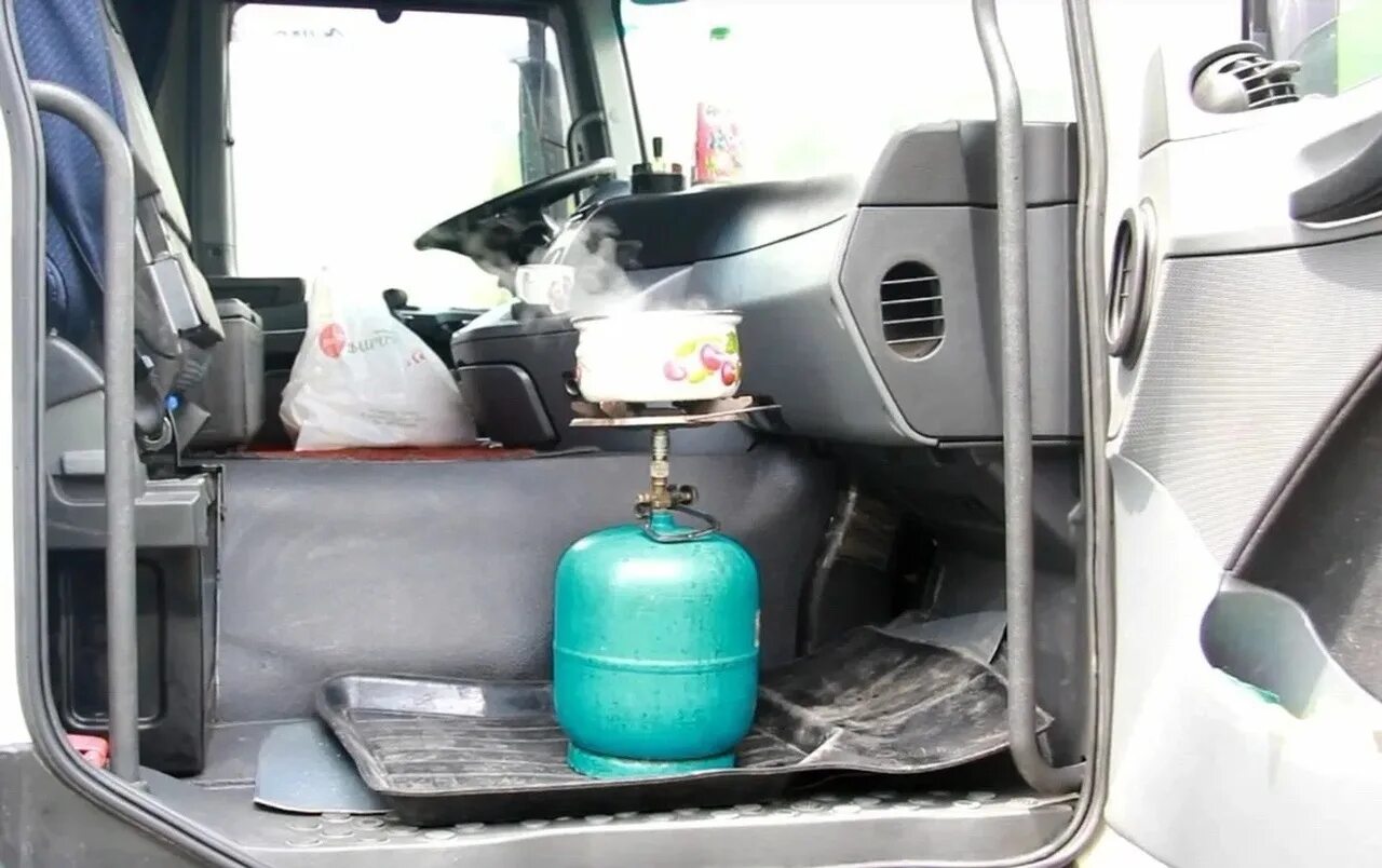 Можно перевозить газовый баллон в автомобиле. Фура газовые баллоны. баллон газа в машину для еды. машина везет газовые баллоны. грузят баллон с газом в машину.