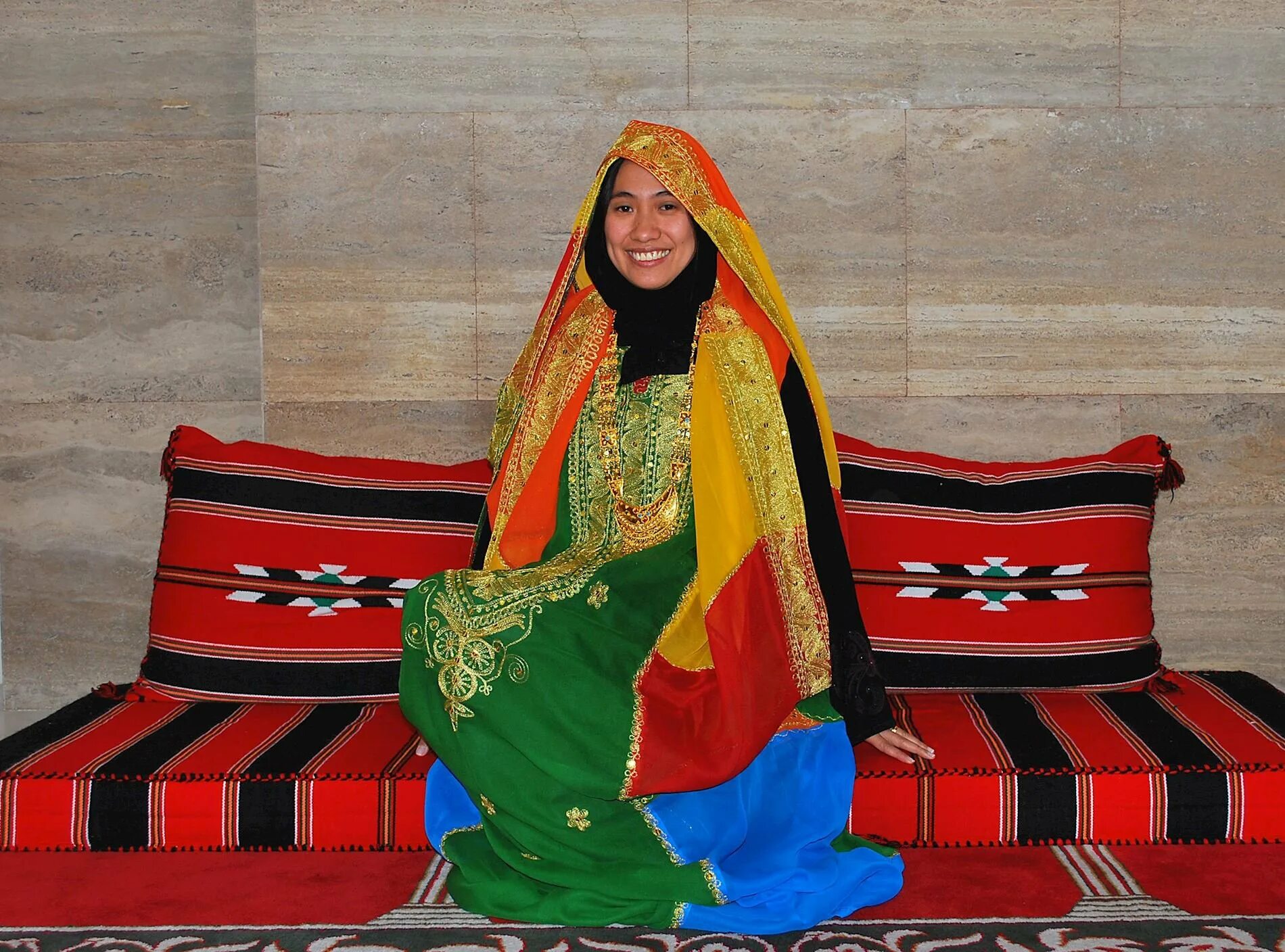Иран арабские эмираты. Национальный костюм езидов. Оман национальный костюм. Иранский нац костюм. Бахрейн Национальная одежда.