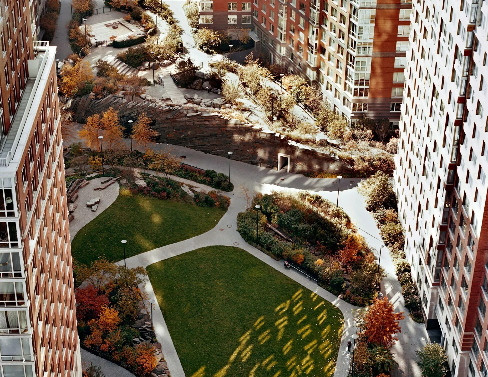 Жилой холм. Урбанизм Нью Йорк. Ландшафтная архитектура парк Нью Йорка. Вандер парк террасы. Хайнлайн парк Нью Йорк.