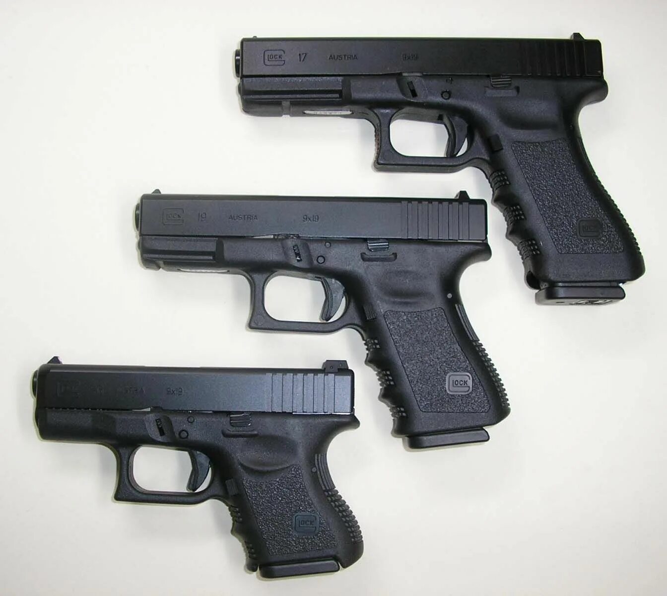Glock 17 vs 19. Глок 19 и глок 17. Glock 17 vs 19. Glock 19 и glock 17. Глок 17 и 19.