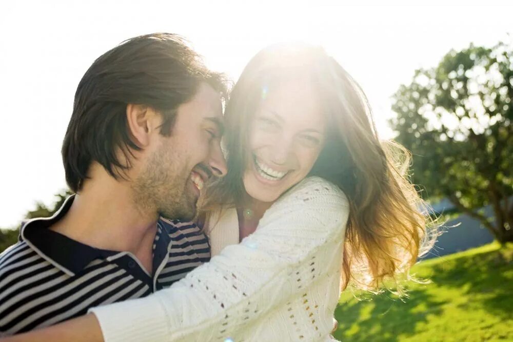 Мужчина и женщина смеются. Парень и девушка улыбаются. Влюбленные пары смеются. Влюбленные улыбаются друг другу.