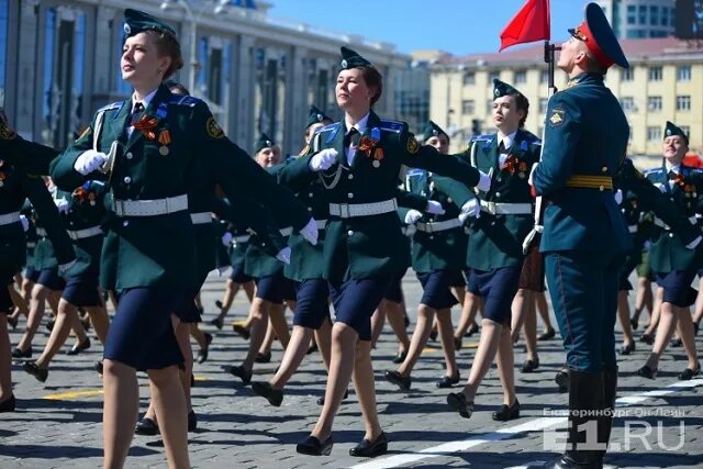 28 го мая. Ножки на параде. девушки на параде 9 мая.