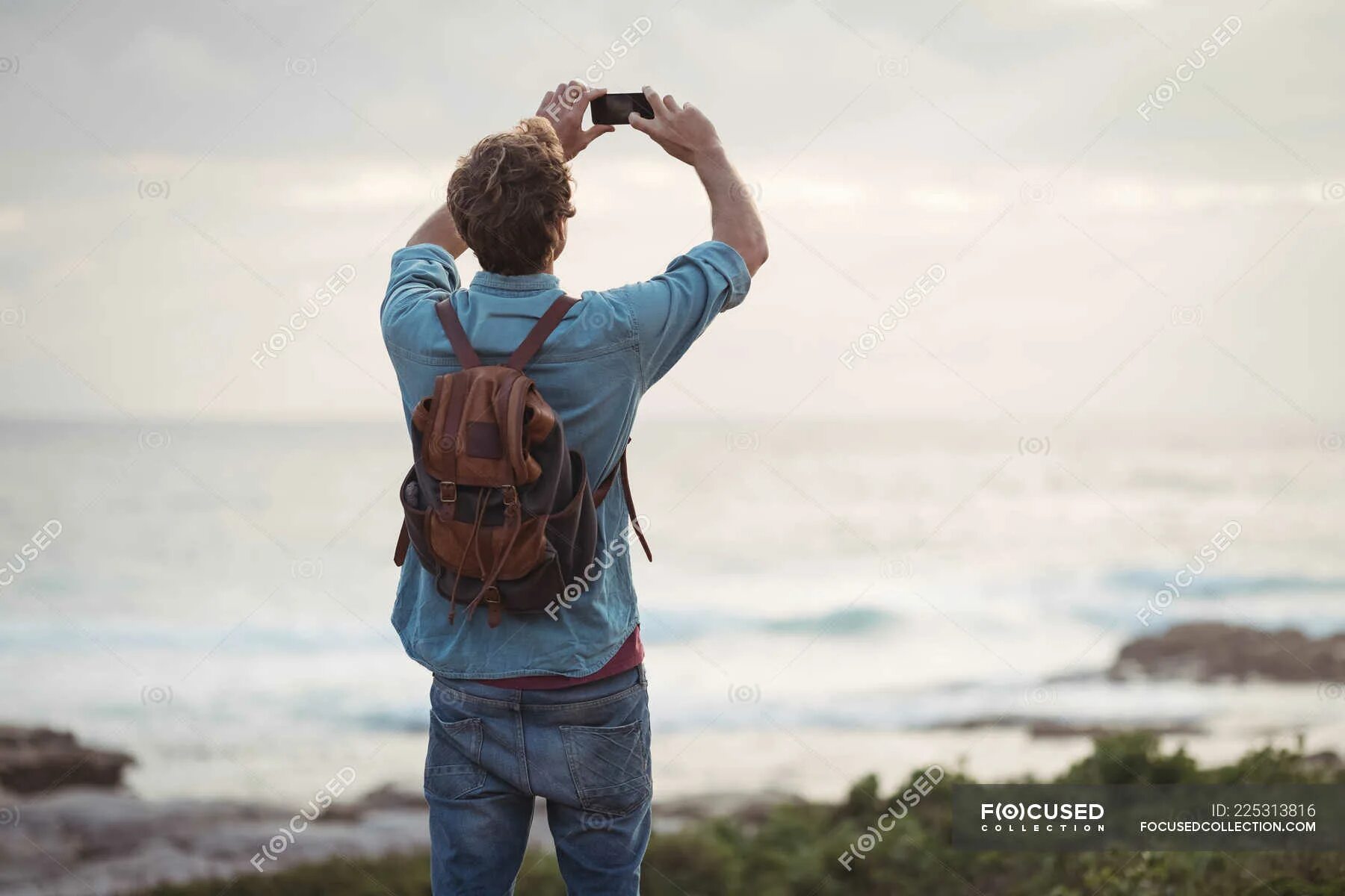 Муж снял на телефон. Человек фотографирует со спины. Мужчина вид со спины. Человек спиной к камере.