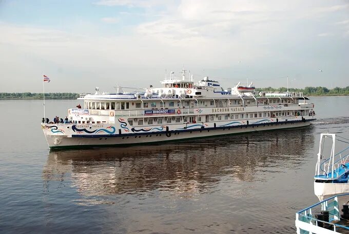 николай карамзин судно. водоход директор круиза. теплоход василий чапаев. мостурфлот сергей образцов. речной теплоход лунная соната.