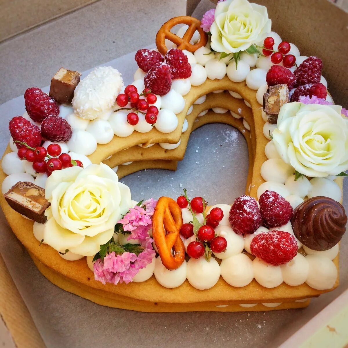 Торт цифра 10 медовые коржи. Медовые коржи цифра. Торт цифра медовые коржи. Медовый торт цифра. Торт цифра украшение.