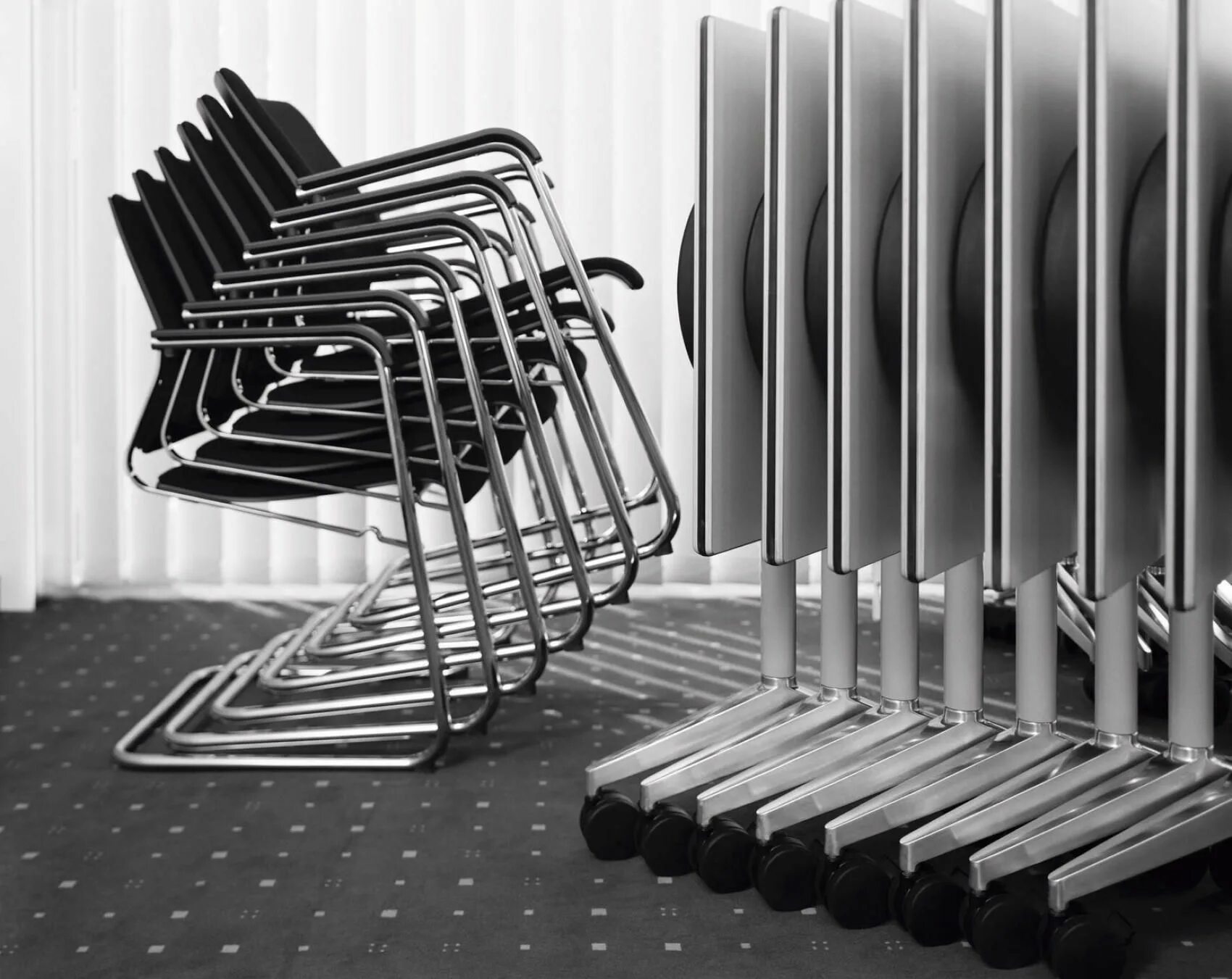 Mobile table. Фьеллбергет конференц-стул. flexible and stackable furniture chair. honeycomb table.