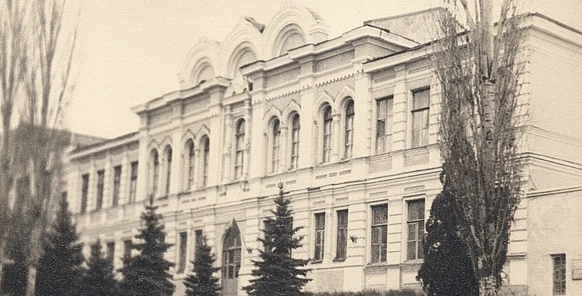 Инфекционная больница детская новочеркасск. Городская дума новочеркасска фото. Новочеркасск старый город. Здание казачьего драматического театра новочеркасск. Новочеркасский госп.