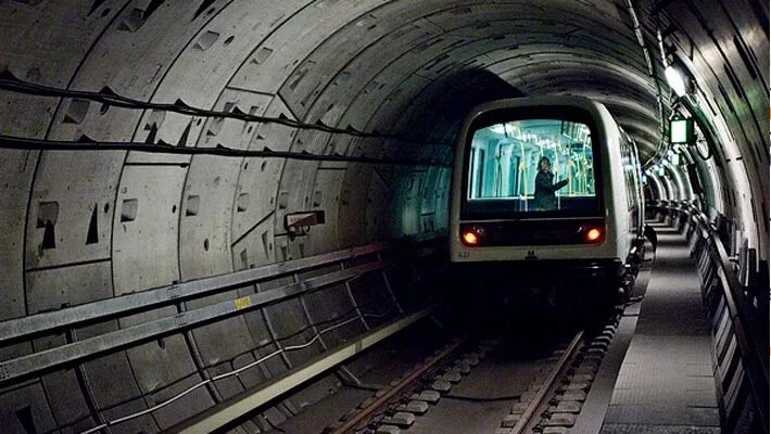 Поезд под землей. Поезд в тоннеле. поезда московского метро в тоннеле. поезд метро из тоннеля.