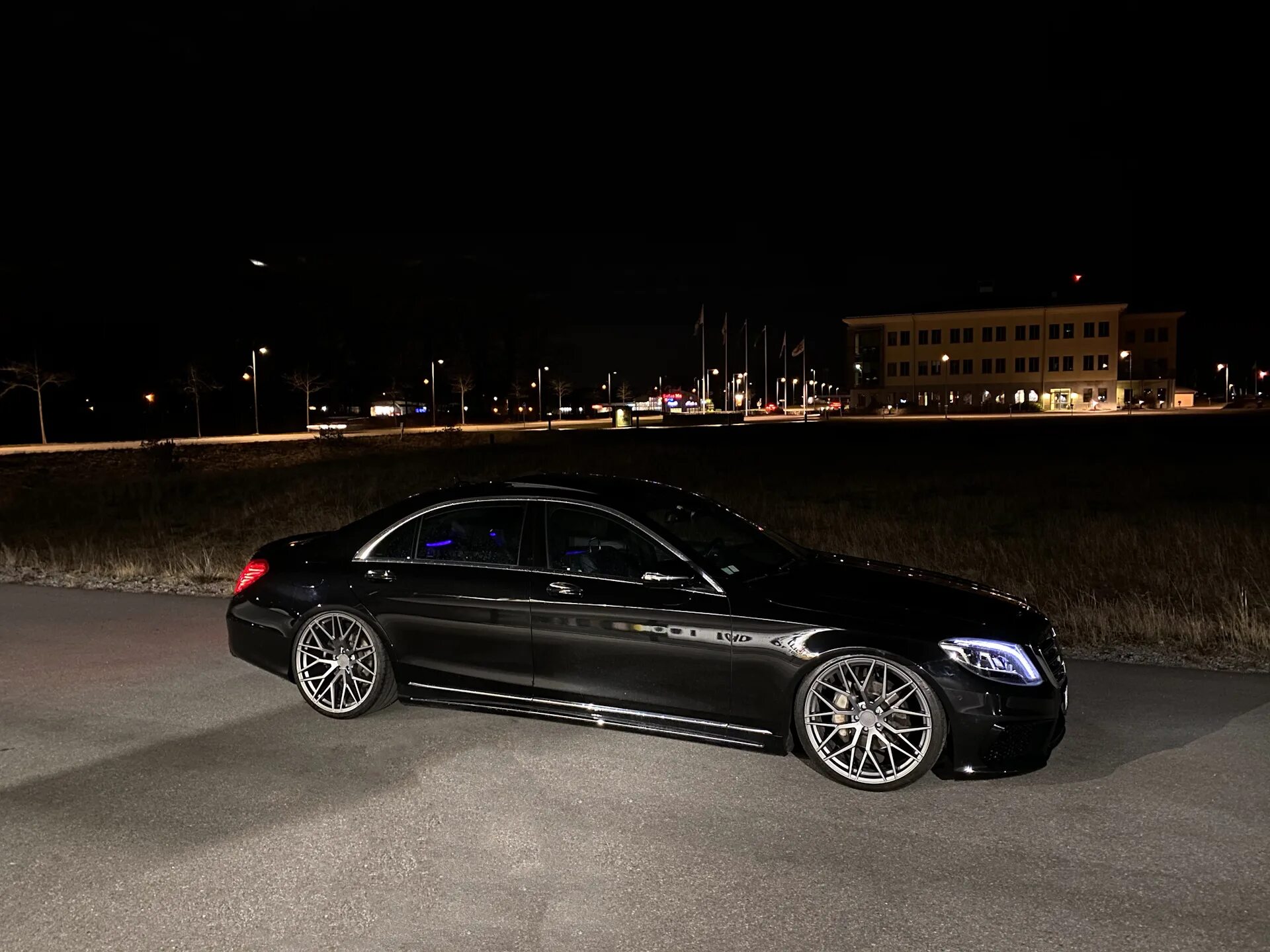 Mercedes s500 w222. Mercedes-Benz s class (s500, w222). Мерседес s500 w222 черный. Мерседес 222 черный тонированный.