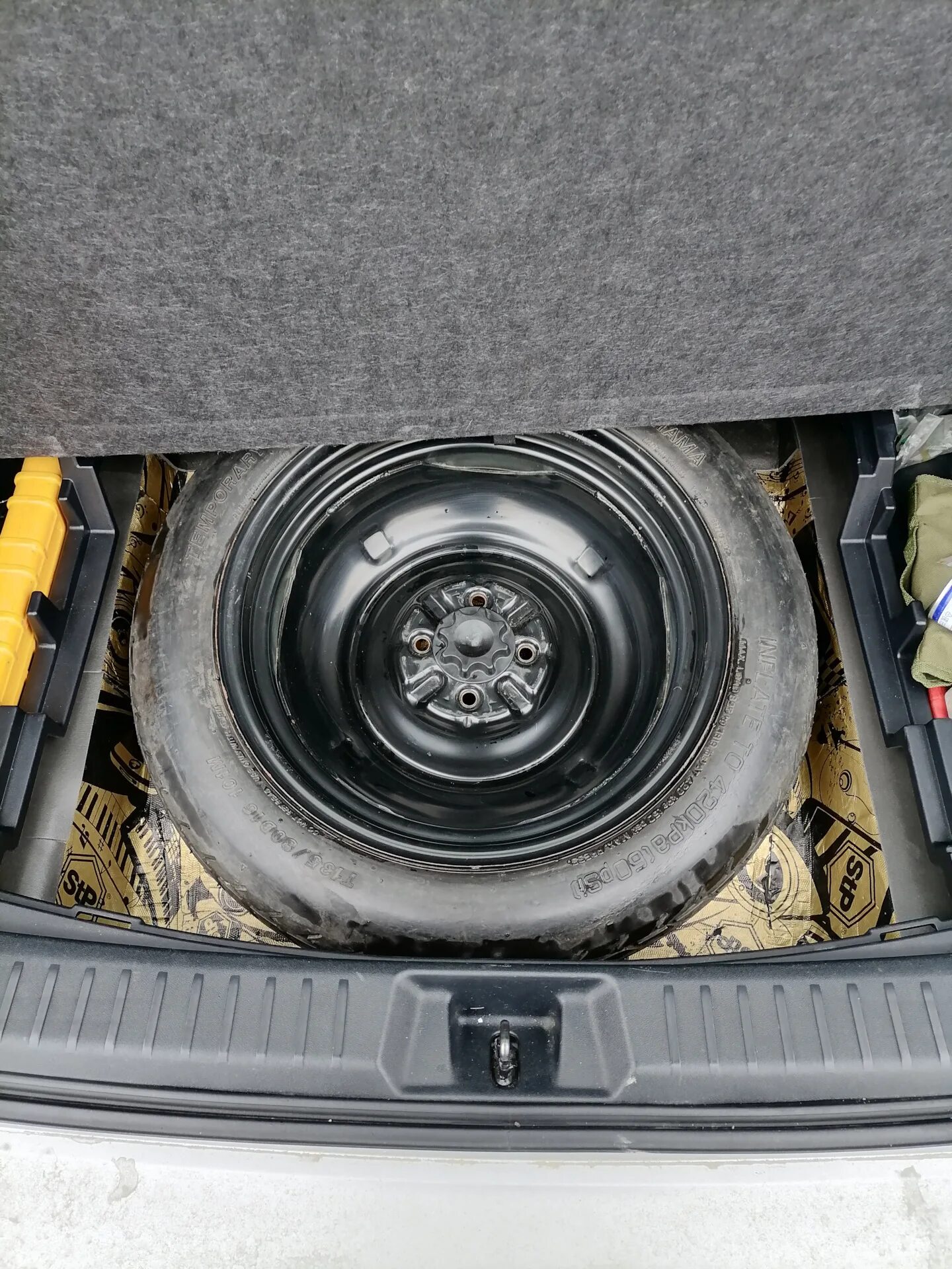 Renault logan 2022 багажник запаска. Запаска renault duster 2022. Установить запасное колесо. Ford focus 3 запасное колесо. Докатка бмв f10.