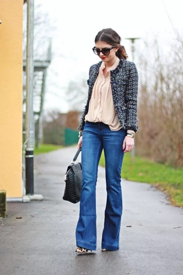 пиджак с широкими джинсами. широкие джинсы с жакетом. джинсы клеш 2022 тренд. стритстайл бекхэм виктория. стиль широкие джинсы.