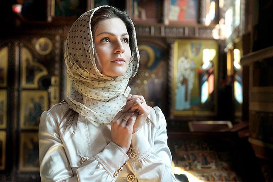 Верующая девушка. Женщина в храме в платке. Покрытая голова в церкви. Женщина в церковь с покрытой головой. Почему в храме женщины покрывают голову платком.