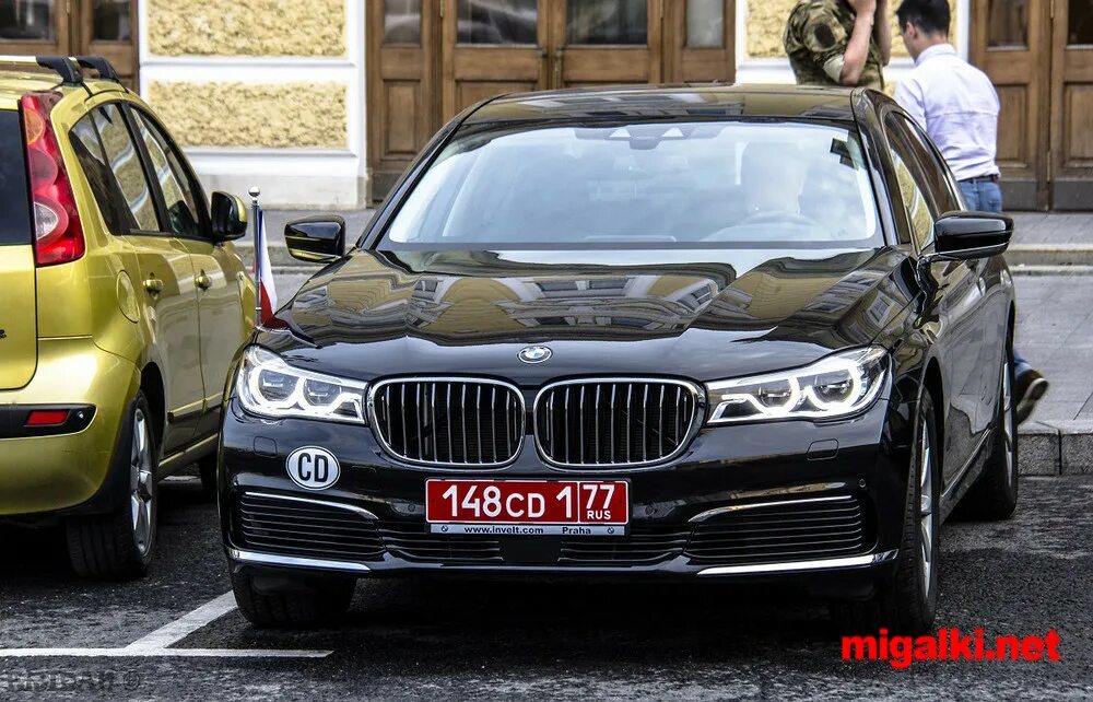 BMW 7 дипломатические номера. Красные номера 555. БМВ 7 Посольская красные номера. Машина с номером 148.