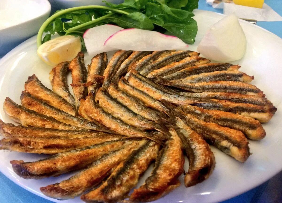 Хамса рецепт. Хамса рыба жареная. Хамси рыба на турецком. Istavrit. Рыба Хамса в Турции.