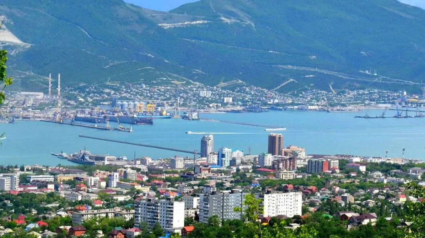 Современный новороссийск. Набережная новороссийска 2023. Новороссийск набережная адмирала серебрякова. Памятники краснодарского края михаил кутузов. Next rp новороссийск.