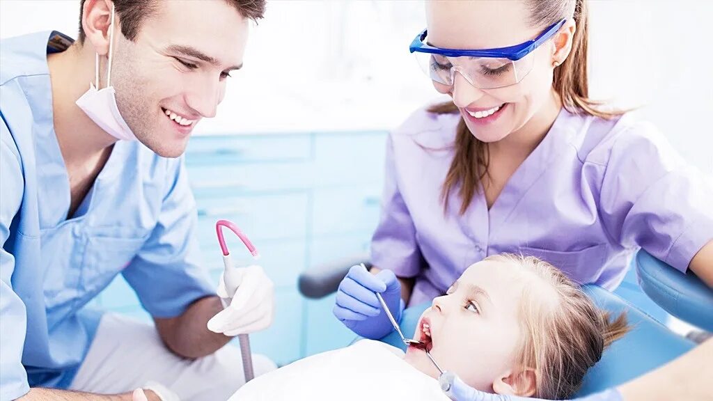 Зубной терапевт. Стоматолог. Зубной врач. Дантист. Ребенок у зубного врача.