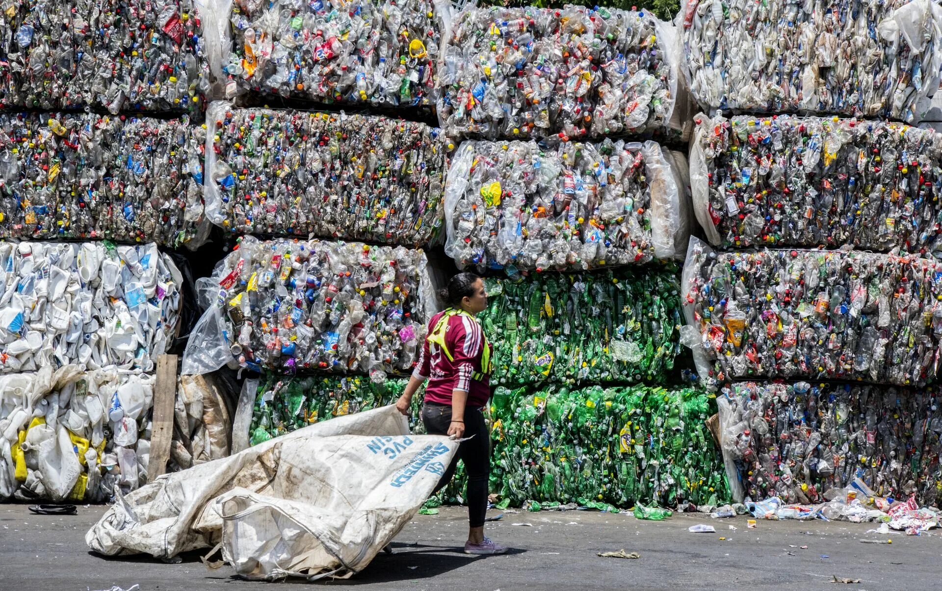 Проблема утилизации пластиковых отходов. Пластиковые пакеты recycle. утилизация отходов в америке красивые картинки. pepsico recycling. загрязнение земли мусор и переработка вторичное использование.