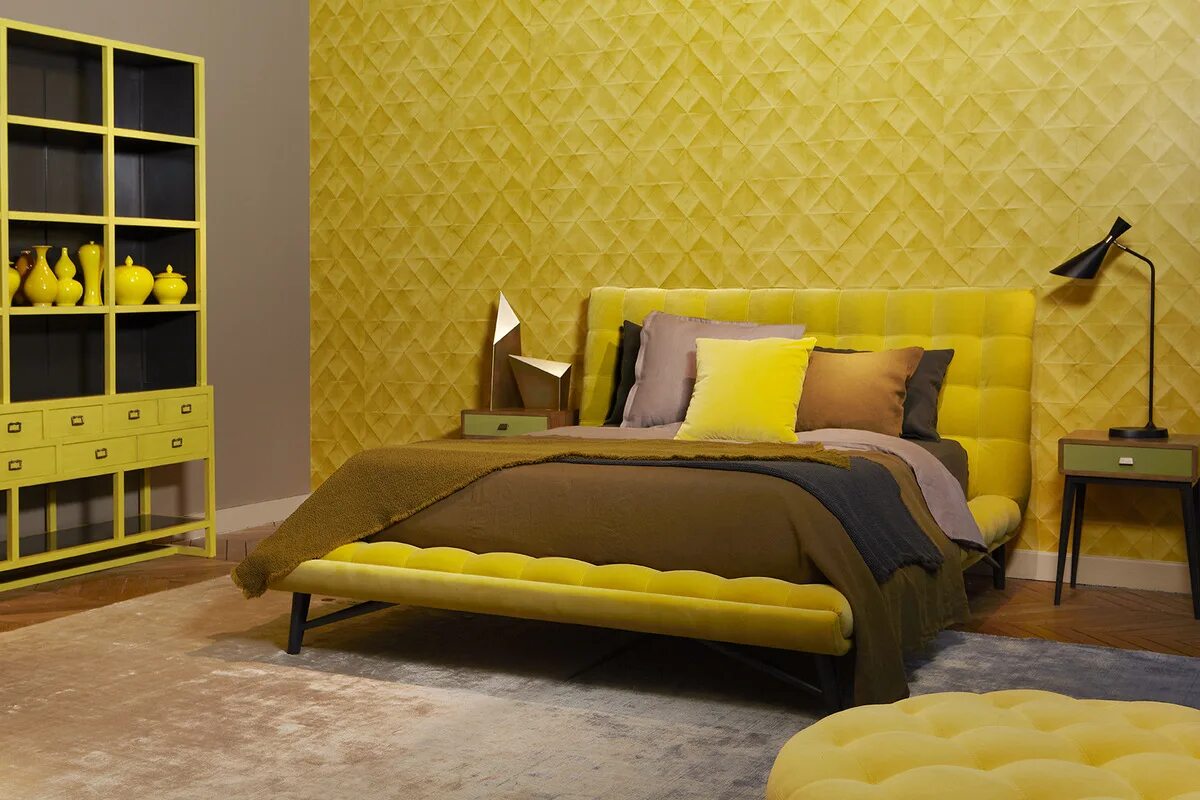 Горчичные стены в интерьере. Желтая кровать в интерьере. Кровать горчичного цвета. Горчичный цвет в интерьере спальни. Горчичные обои